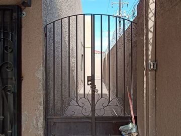 SE VENDE casa en esquina en Fracc. El Campanario