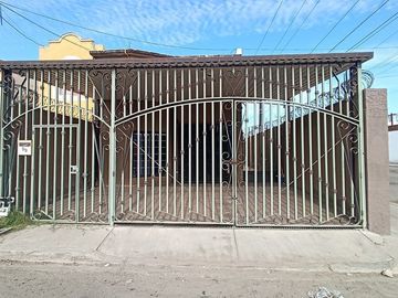 SE VENDE casa en esquina en Fracc. El Campanario