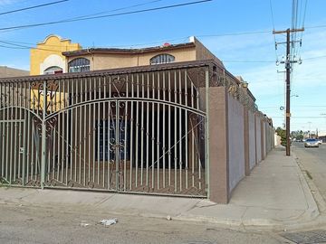 SE VENDE casa en esquina en Fracc. El Campanario