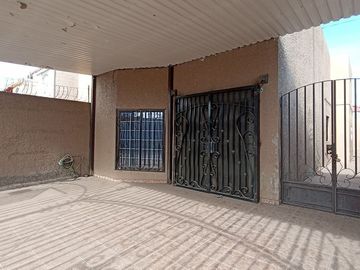 SE VENDE casa en esquina en Fracc. El Campanario