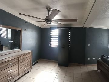 SE VENDE casa en esquina en Fracc. El Campanario