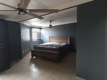 SE VENDE casa en esquina en Fracc. El Campanario