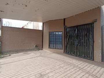 SE VENDE casa en esquina en Fracc. El Campanario