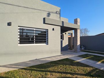 2 casas a estrenar en Lobos, Bs As