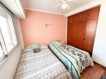 Departamento en venta en Centro, Rosario, 2 dormitorios con cochera y vista abierta !