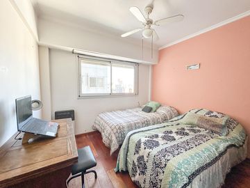 Departamento en venta en Centro, Rosario, 2 dormitorios con cochera y vista abierta !