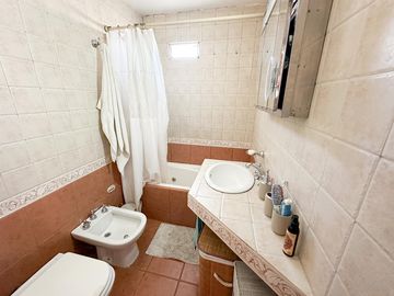 Departamento en venta en Centro, Rosario, 2 dormitorios con cochera y vista abierta !