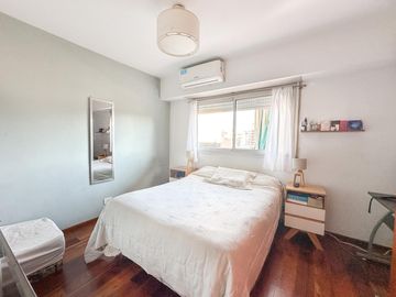 Departamento en venta en Centro, Rosario, 2 dormitorios con cochera y vista abierta !