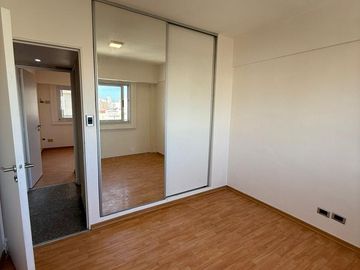 DEPARTAMENTO DE 4 AMBIENTES VENTA EN Sitio de Montevideo 53 7°D (LANUS)