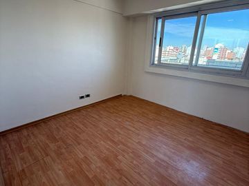 DEPARTAMENTO DE 4 AMBIENTES VENTA EN Sitio de Montevideo 53 7°D (LANUS)