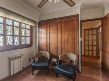 Venta casa 5 ambientes de estilo | Pileta | parrilla | detalles de calidad | 2 cocheras. Martinez