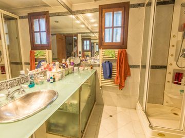 Venta casa 5 ambientes de estilo | Pileta | parrilla | detalles de calidad | 2 cocheras. Martinez