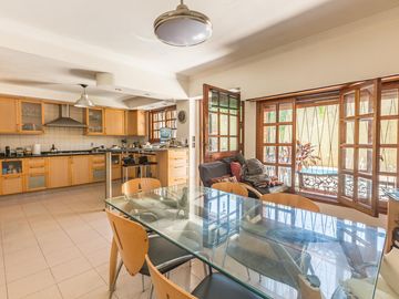 Venta casa 5 ambientes de estilo | Pileta | parrilla | detalles de calidad | 2 cocheras. Martinez