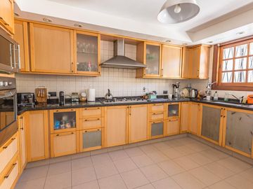 Venta casa 5 ambientes de estilo | Pileta | parrilla | detalles de calidad | 2 cocheras. Martinez