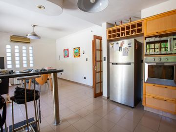 Venta casa 5 ambientes de estilo | Pileta | parrilla | detalles de calidad | 2 cocheras. Martinez