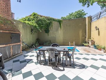 Venta casa 5 ambientes de estilo | Pileta | parrilla | detalles de calidad | 2 cocheras. Martinez