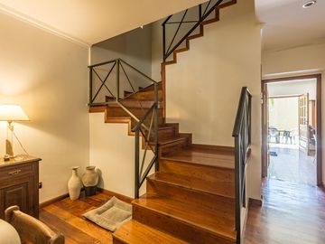Venta casa 5 ambientes de estilo | Pileta | parrilla | detalles de calidad | 2 cocheras. Martinez
