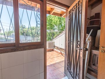 Venta casa 5 ambientes de estilo | Pileta | parrilla | detalles de calidad | 2 cocheras. Martinez
