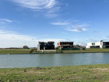 Lote a la Laguna en Los Puentes - Nordelta