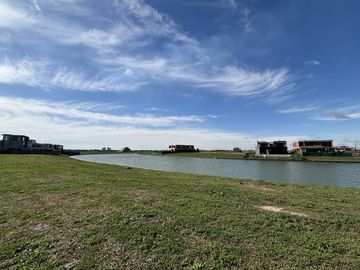 Lote a la Laguna en Los Puentes - Nordelta