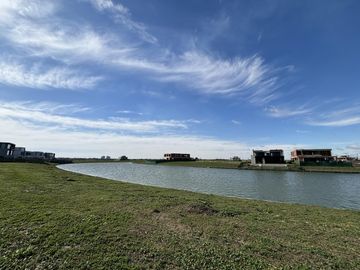 Lote a la Laguna en Los Puentes - Nordelta