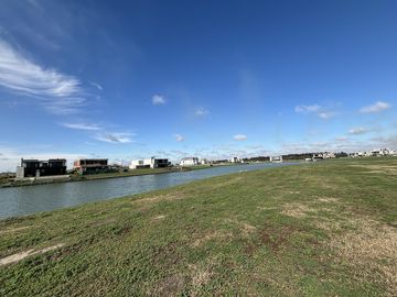 Lote a la Laguna en Los Puentes - Nordelta