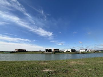 Lote a la Laguna en Los Puentes - Nordelta