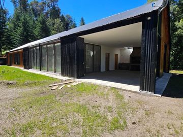 VENTA Casa 250m2 cubiertos en lote de 3.270m2 Barrio en la zona del Puerto Villa la Angostura