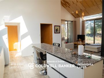 VENTA Casa 250m2 cubiertos en lote de 3.270m2 Barrio en la zona del Puerto Villa la Angostura