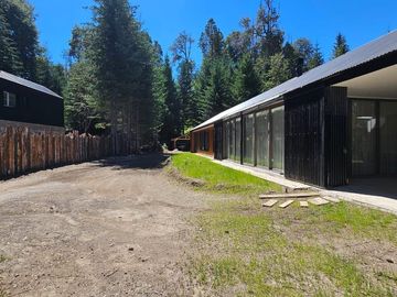 VENTA Casa 250m2 cubiertos en lote de 3.270m2 Barrio en la zona del Puerto Villa la Angostura