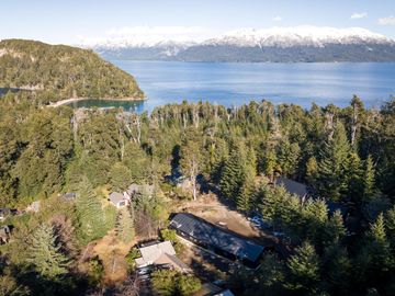 VENTA Casa 250m2 cubiertos en lote de 3.270m2 Barrio en la zona del Puerto Villa la Angostura