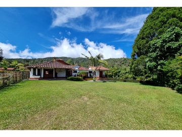 CASA FINCA EN VENTA GUATAPE