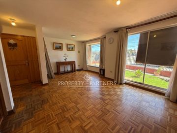 Casa Esquina con Excelente Ubicación Estratégica