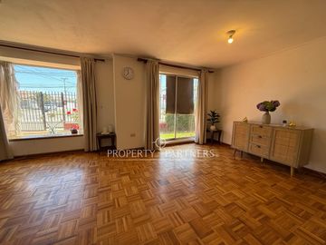 Casa Esquina con Excelente Ubicación Estratégica