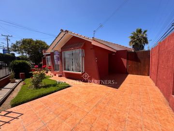 Casa Esquina con Excelente Ubicación Estratégica