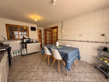 Casa Esquina con Excelente Ubicación Estratégica