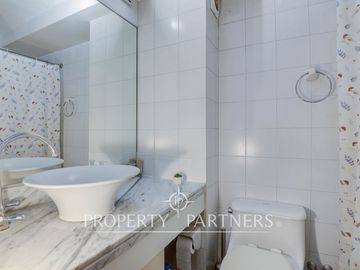 Amplio departamento en ubicación privilegiada  / Ideal para remodelar