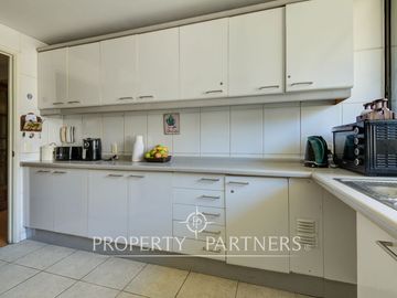 Amplio departamento en ubicación privilegiada  / Ideal para remodelar
