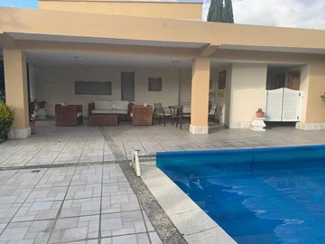 VENDO CASA EN CUMBAYÁ, SECTOR LA VIÑA, 3 dormitoris, en conjunto.