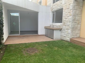 VENDO CASA EN CUMBAYÁ, SECTOR LA VIÑA, 3 dormitoris, en conjunto.