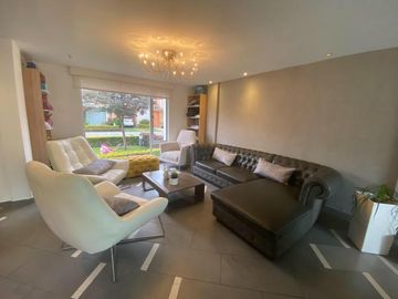 VENDO CASA EN CUMBAYÁ, SECTOR LA VIÑA, 3 dormitoris, en conjunto.