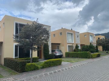 VENDO CASA EN CUMBAYÁ, SECTOR LA VIÑA, 3 dormitoris, en conjunto.
