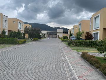 VENDO CASA EN CUMBAYÁ, SECTOR LA VIÑA, 3 dormitoris, en conjunto.