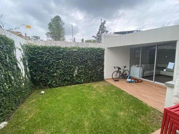 VENDO CASA EN CUMBAYÁ, SECTOR LA VIÑA, 3 dormitoris, en conjunto.