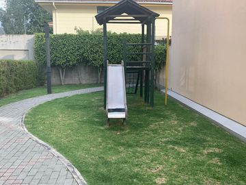 VENDO CASA EN CUMBAYÁ, SECTOR LA VIÑA, 3 dormitoris, en conjunto.