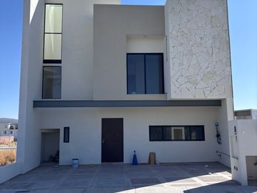 Venta de casa en Privada Reserva Santa Fe, Valle de Juriquilla