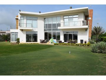 SE VENDE CASA  LINDA EN LAGOS DEL CAUJARAL