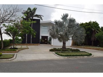 SE VENDE CASA  LINDA EN LAGOS DEL CAUJARAL