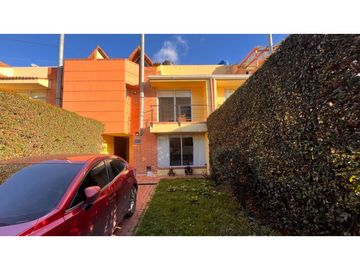 Vendo linda casa conjunto pequeño vista a la montaña