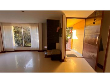 Vendo linda casa conjunto pequeño vista a la montaña
